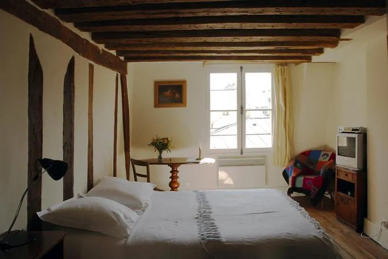 Nest In Apartment Paris